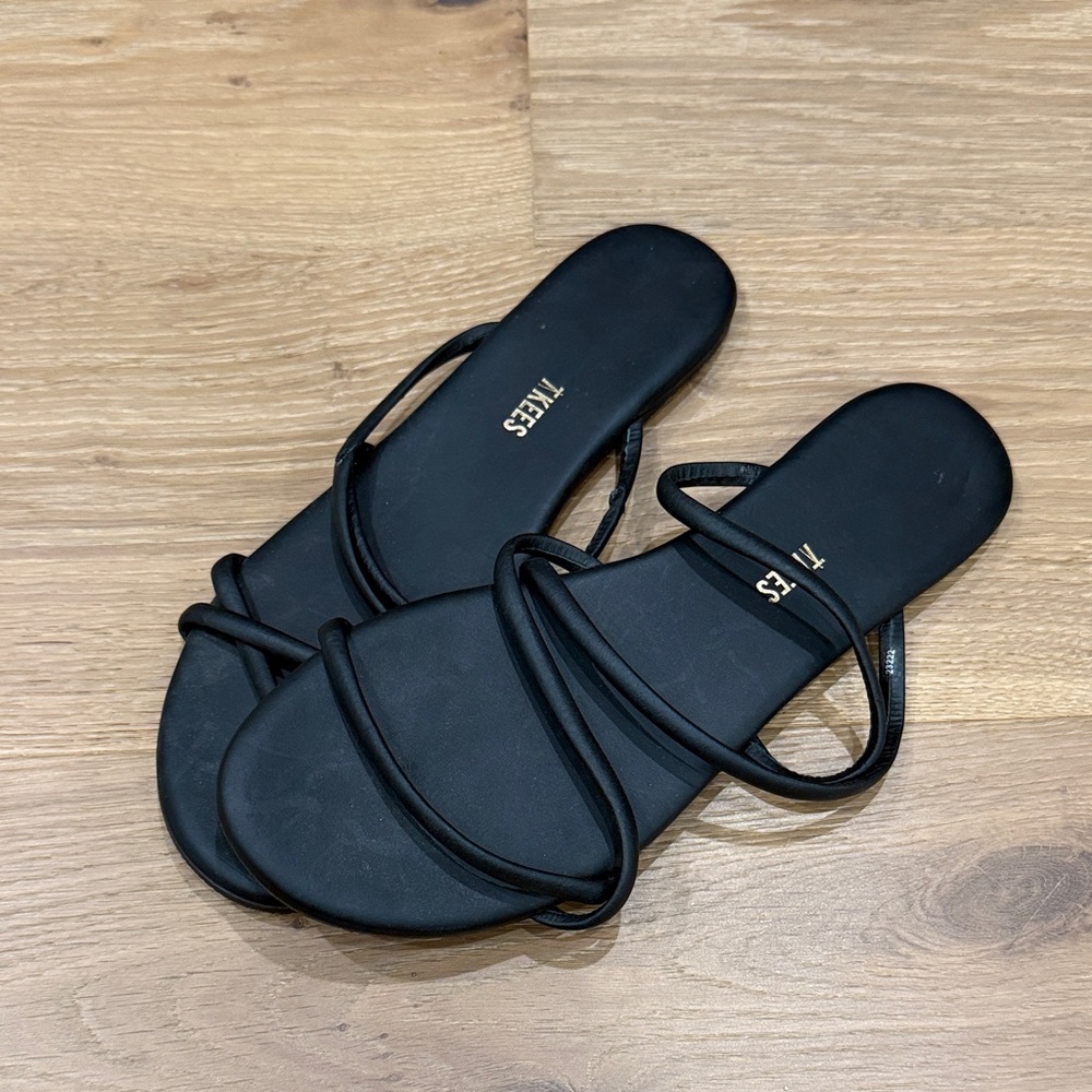 TKEES Black Strappy Sandals 🔥🔥